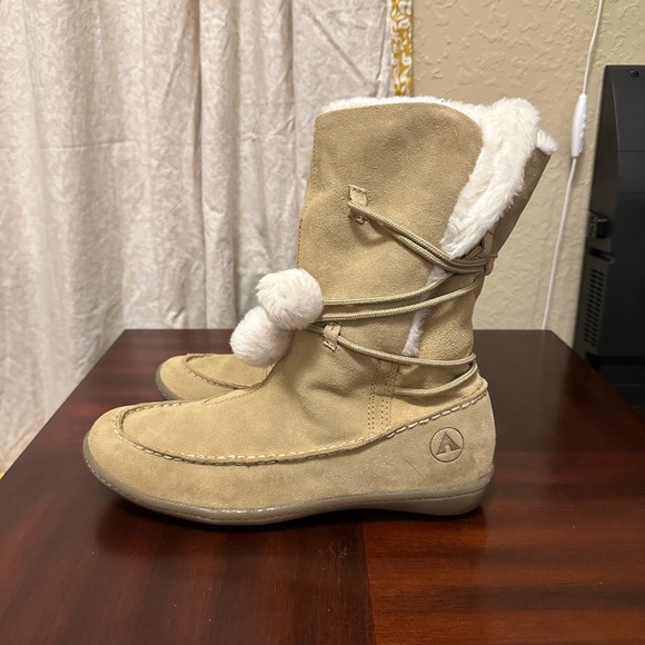 Airwalk Shoes - Airwalk Women's Sz 10 Tan Suede Boots with Faux Fur Lining